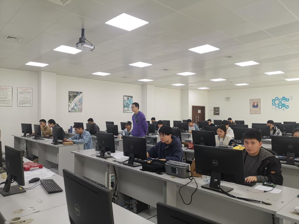 電子信息學(xué)院成功舉辦“第十四屆藍(lán)橋杯全國軟件和信息技術(shù)大賽”計(jì)算機(jī)信息技術(shù)開發(fā)賽